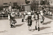 Moravská beseda v provedení sokolů při oslavě 25 let nové budovy školy v roce 1983