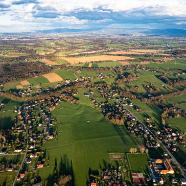 Obec Dolní Domaslavice z výšky 2024